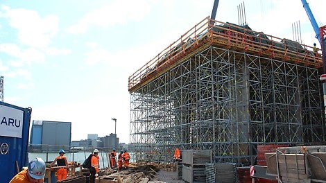 Pilareiden päälle tulevien kansien tuennoissa käytettiin ST 100 –tukitorneja sekä PERI UP Rosett Flex –telinettä.