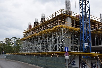 Изглед на фасадата от страната на бул. Цариградско шосе по време на изграждането на плочата над атриума със светла височина +8.45м