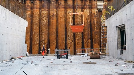 Schaktgropen (B:40-60 m, L:120 m, D:18 m) används som torrdocka för produktion av de tre sänktunnelelementen