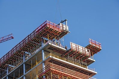 Die Montage der Absturzsicherung erfolgt sicher am Boden bevor die Tischeinheit mit dem Stapler oder Kran entsprechend positioniert wird<br/>