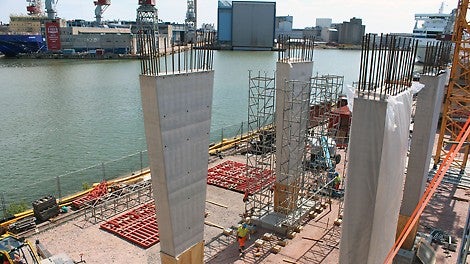 Lähes 10m korkeat pilarit muotitettiin MAXIMO-järjestelmämuotilla.