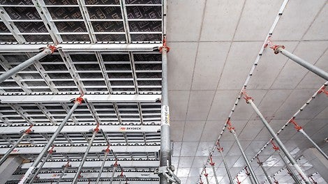 Der Einsatz des SKYDECK Fallkopfes reduziert die Vorhaltemenge, denn nur die Stützen mit Fallkopf und Abdeckleisten bleiben stehen – Paneele und Längsträger stehen nach dem Ausschalen sofort für den nächsten Takt zur Verfügung. 