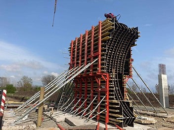 Завършен кофраж за колона и подготовка за бетониране