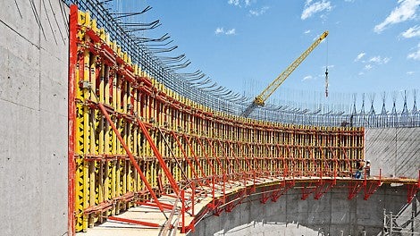 Нижний радиус элементов RUNDFLEX задается специальными шпинделями с самоочещающейся резьбой. Таким образом адаптация под новый радиус производится очень быстро.