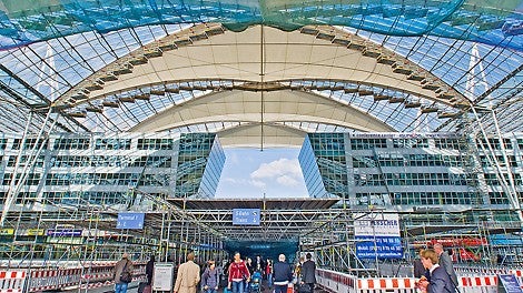 Replacing the membrane was carried out during ongoing daily airport operations. Maximum safety was ensured through a large-area protective roof construction installed at the height of the forum area in addition to the safety netting underneath the scaffolded roof sections.