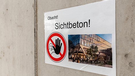Sichtbeton spielt nicht nur in der modernen Architektur eine große Rolle, sondern kommt auch immer mehr als beliebtes Stilelement in Innenräumen zum Einsatz. Dabei bietet er vielfältige Gestaltungsmöglichkeiten.