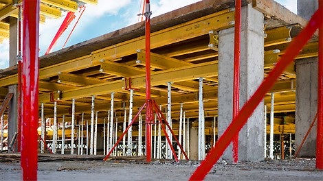 Опалубка перекрытий состояла из нескольких компонентов: лесов PERI UP ROSETT, двутавровой деревянной балки и фанеры.