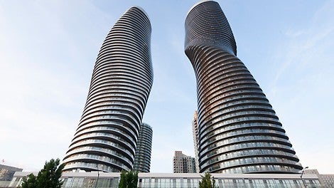 Absolute Tower, Toronto, Kanada: W przypadku Absolute World plan piętra budynku obraca się o ponad 200 stopni na 56 piętrach - z indywidualnymi obrotami od trzech do ośmiu stopni z poziomu na poziom. Aby móc bezpiecznie pracować na dużych wysokościach, a jednocześnie zwiększyć wydajność pracy, obszar roboczy na trzech najwyższych piętrach w każdym przypadku został całkowicie osłonięty osłonami PERI. Aby móc przemieszczać 30 jednostek wspinających niezależnie od żurawia i pogody, na placu budowy zastosowano siłowniki hydrauliczne i jednostki wspinania samoczynnego PERI.