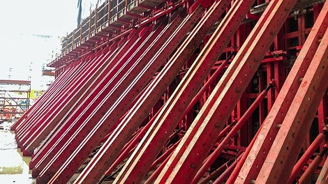 TRIO single-sided formwork solution on cavern lining with VARIO accessories.