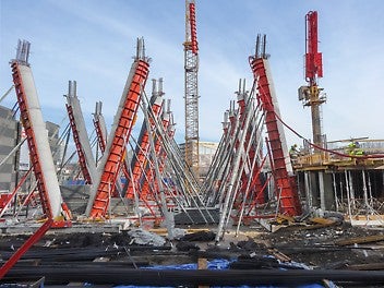 Výazným architektonickým prvkom sú 10 m vysoké šikmé stĺpy s priemerom 1 m pri vstupnom portáli v najvyššej kvalite pohľadového betónu, ktoré vyrástli so systémom SRS.