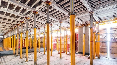 Capul de coborâre al cofrajului pentru panouri mari SKYMAX în combinație cu suporturile pentru plăci de aluminiu MULTIPROP a permis inserarea și îndepărtarea rapidă a cofrajului și a dus la menținerea ciclului de 6 zile.