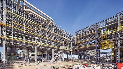 Die hängenden Arbeitsplattformen ermöglichten sicheren Zugang zu allen Bereichen der Raffinerie, während darunter die Aushubarbeiten fortgesetzt wurden.