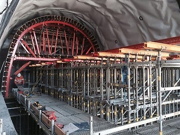 The PERI Flex scaffold system offers the possibility of having access to the site that is quick and easy to erect whilst integrating high leg-load shoring. 