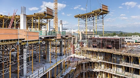 Datorită dimensiunilor mici ale plăcilor și a spațiului restrâns de pe șantier, mesele cofrante SKYTABLE au fost asamblate și livrate la timp - nu numai că aceasta a redus costurile, dar a redus și cantitatea de spațiu absolut necesara.