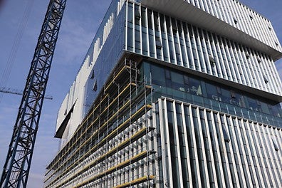 Леката система фасадно скеле PERI UP Easy за бърз монтаж