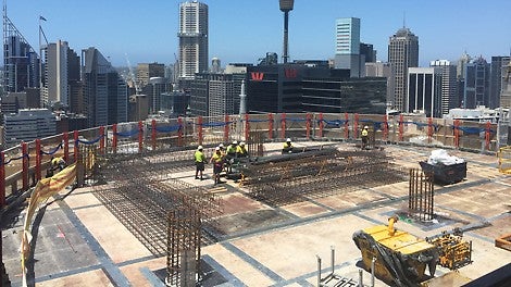 Over 700 linaer metres of PERI LPS enclosure secure and accelerate construction work on the three high-rise towers - up to the final height of 217 m.