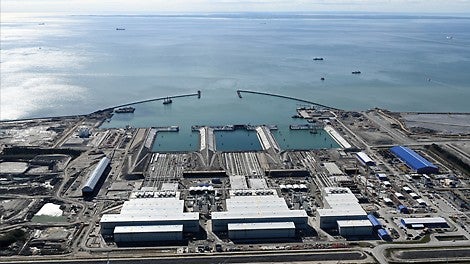 Nach der Herstellung der Segmente werden diese auf dem Meer transportiert und an ihrem endgültigen Platz abgesetzt.