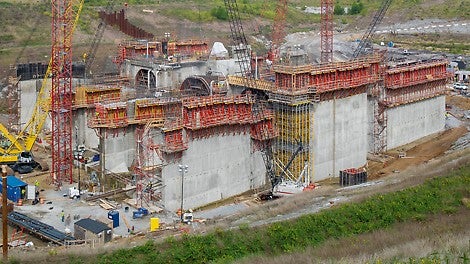 For constructing the power plant walls, the single-sided SCS climbing system is being used. The loads are transferred – without formwork ties – via the brackets in the climbing anchor of the previous concreting section.