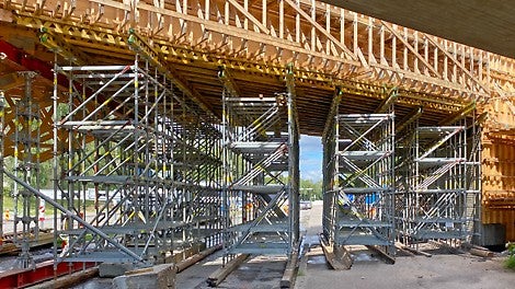 PERI UP Flex - tuentatelineet sillan kannen puuristikkorakenteiden tuennassa.