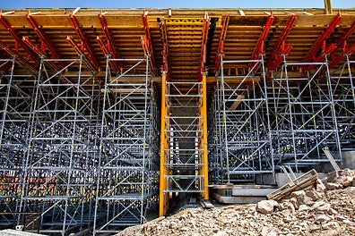 Подпиране с MULTIPROP кула в зоните около колоните