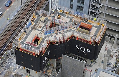 Shuttering, striking and hydraulic climbing in a very fast work rhythm.