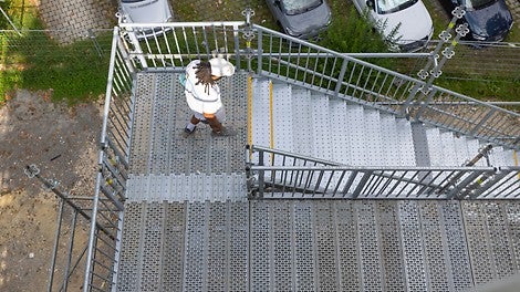 Der Spaltbelag im Podestbereich sichert die Gerüstbeläge gegen Abheben und schafft eine ebene, stolperfreie Belagfläche.