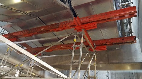 Udveksling i bunden af rulletrapperne