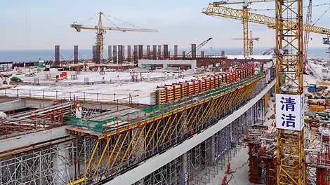 The PERI formwork solution for the slabs, cantilevered balconies and parapets is largely based on standard components taken from various PERI systems. The Weissenhorn‑based company also planned, produced and delivered countless timber formers and other cut‑to‑size plywood panels for the circular‑shaped areas.