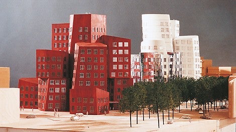 Das &quot;Kunst- und Medienzentrum Rheinhafen&quot; von Frank O. Gehry gliedert sich in drei kontrastreich gestaltete Gebäudeteile und wirkt wie eine riesige Skulptur.