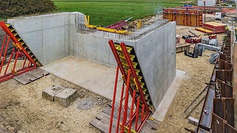 Der VARIOKIT Ingenieurbaukasten wird vielseitig eingesetzt: als Abstützungskonstruktion für die Widerlagerflügel und als Gespärrefachwerk für den Brückenüberbau.