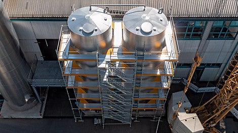 Das PERI UP Gerüst diente neben der fachgerechten Ausführung der Isolierarbeiten auch als sicherer Zugang zu den Rohrleitungsanschlüssen und zum Kopfbereich in rund 12 m Höhe.