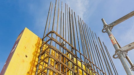 Pro stěny betonované na místě z kvalitního pohledového betonu SB3 bylo použito rámové bednění MAXIMO Struktur, které bylo opatřené předem třívrstvými bednicími deskami.