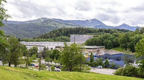Die Adelholzener Alpenquellen GmbH stellt Mineralwasser, Heilwasser und Erfrischungsgetränke her. Nachhaltigkeit, Arbeitssicherheit, Lebensmittelsicherheit, Produktqualität und Betriebshygiene haben oberste Priorität.