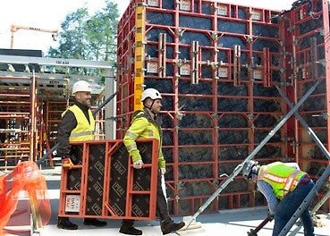 LEVO is PERI’s first fully imperial lightweight wall system, with a 9’x3’ panel weight of only 6.6 lbs/sq ft. This results in easy handling and transportation.