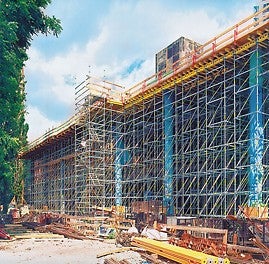 Prostorové lešení PERI UP s výškou 14,00 m jako spodní nosná konstrukce pro nosníkové stropní bednění MULTIFLEX.<br/>