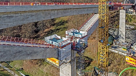 Inginerii PERI au proiectat un cărucior de finisare ghidat pe șină combinând sistemul de schele PERI UP cu tehnologia de cățărare VARIOKIT și RCS pentru a lucra pe pilonii înclinați.