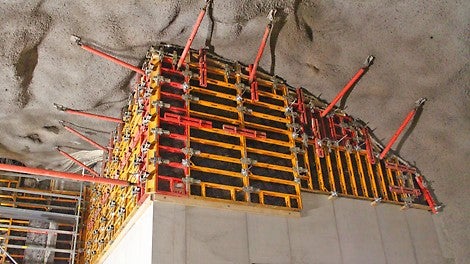 Kevyt DOMINO-seinämuotti on käytännöllinen ahtaissa tiloissa, joissa nostureille ei ole tilaa. Esimerkiksi alumiininen 250 cm x 100 cm elementti painaa alle 60 kg.