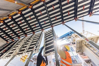 Le système de construction SKYMAX avec des panneaux en aluminium ou en polymère permet d&#039;atteindre un très haut niveau de flexibilité technique et économique. Les panneaux légers en polymère, avec une peau de coffrage particulièrement durable, représentent une alternative durable aux solutions conventionnelles en bois ; leur utilisation peut contrecarrer les évolutions extrêmes du marché mondial du bois et ses longs délais de livraison. 