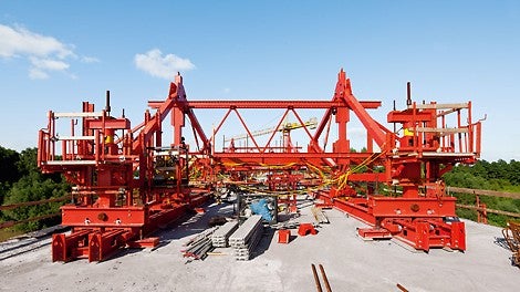 With optimized components of the balanced cantilever equipment, up to 5.75 m long segments can be concreted. In addition, VARIOKIT system components are used. As a result, PERI achieves maximum adaptability for different bridge cross-sections.
