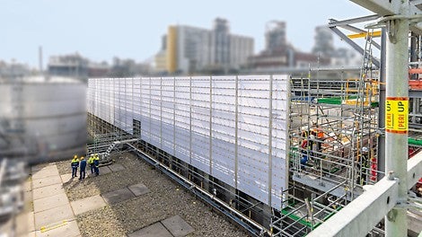 Bestandteil der Gerüstlösung war die zuverlässige Abschottung mit dem neuen PERI UP Cladding zum nach Norden hin angrenzenden Ex-Bereich.
