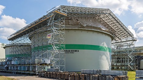 Das Wetterschutzdach auf Basis des PERI UP Flex LGS Fachwerkbindersystems bot sicheren Schutz vor Witterungseinflüssen. Die Dachsegmente ließen sich am Boden vormontieren, anschließend wurden sie per Mobilkran in die finale Position gehoben.