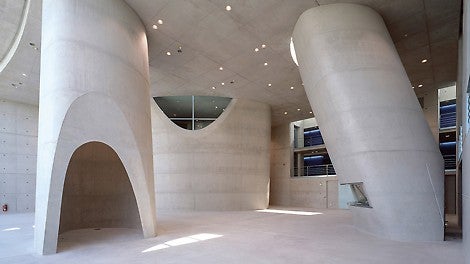 Die drei geneigten Stahlbetontürme weisen unterschiedliche Grundrissquerschnitte mit mehreren Radienübergängen auf.