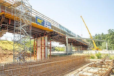 Panorama Ansicht: Schweres Traggerüst aus VST Schwerlasttürmen und HEB Trägern