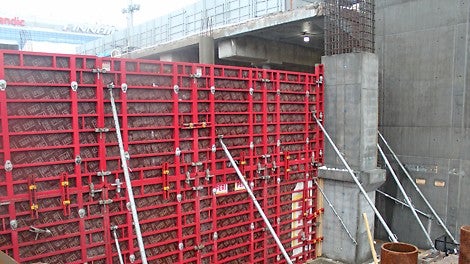 MAXIMO:lla valettiin laajennuksen korkeita seiniä.