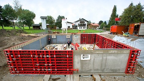 20 Prozent Zeiteinsparung: Die neue Rahmenschalung PERI MAXIMO verkürzt die Bauzeit für die Kellerwände um knapp einen Tag.