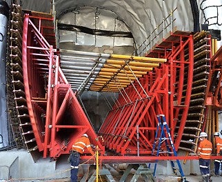 Combined use of the VARIO, SB and MULTIPROPS systems was chosen to restrain the high concrete pressure generated when pouring the nozzles walls.