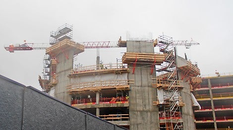 Parkkihallin ajorampin seinät kiivettiin CB 240 -konsoleilla - muottina toimi MAXIMO.