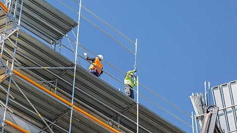 Bezpečně vpřed: firma Schäfer Gerüstbau pracuje s lešením PERI UP nejen velmi bezpečně a podle předpisů, ale díky bezpečnostním systémům a lehkým konstrukčním dílům také opravdu rychle.<br/>(Foto: PERI Německo)<br/>