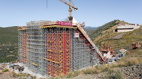 派利工程师使用两种不同的模块化系统，设计超过20米的支撑方案。