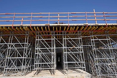 חזית מגדלי התמיכה - המגדלים מחוברים ליצירת קשיחות אופקית